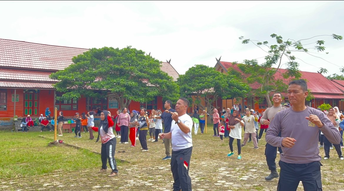Senam dan bazar hut SMAN 1 Dusun Utara (4)