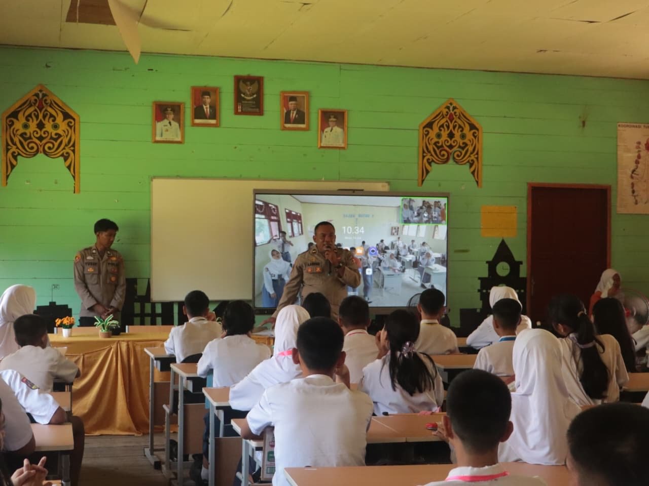 Dukung Masa Depan Generasi Muda, Polsek Pendang Isi Materi NAPZA, Judi Online, dan Pelatihan PBB di MPLS SMAN 1 Dusun Utara